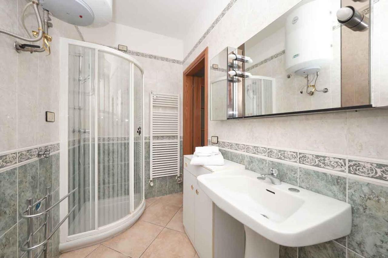 Appartamento Floriana Desenzano del Garda Luaran gambar
