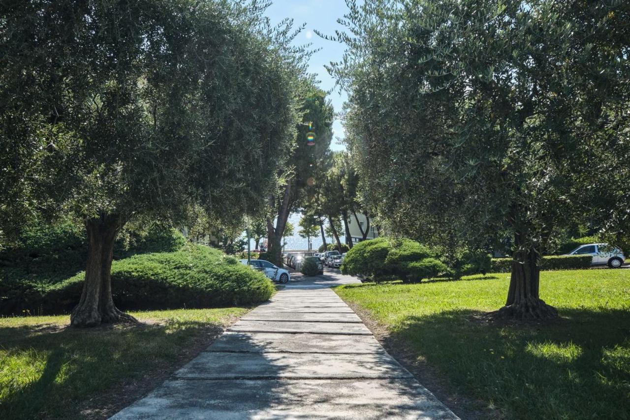 Appartamento Floriana Desenzano del Garda Luaran gambar